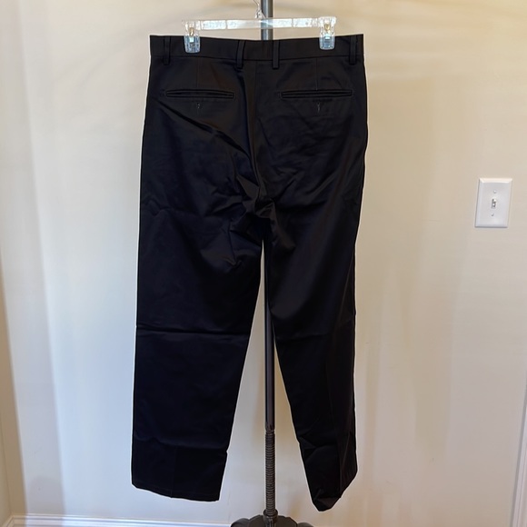 Brand new Mens Dockers black khaki pants. Size 34x32. - Picture 2 of 4